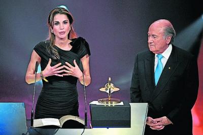 RAINA AL ABDULLAH " LA REINA DE JORDANIA DANDO PREMIOS DE FUTBOL "