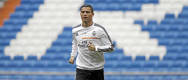 Cristiano Ronaldo, en el entrenamiento de este viernes en el Santiago Bernabéu / Pablo García (MARCA)