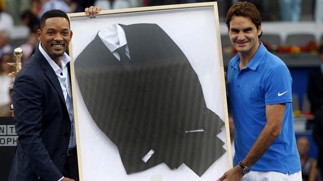 Roger Federer se convirtió en el campeón del Madrid Mutua Open y, en plena entrega de premios, el actor Will Smith quiso hacer su regalo. - 2